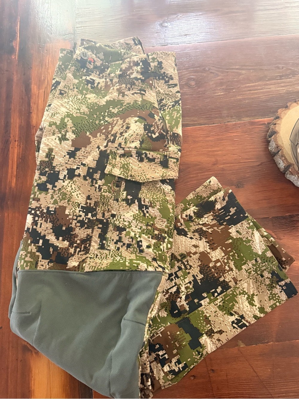 Sitka women’s Timberline camo pants, size 32- Green/Brown
